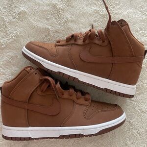 Nike Dunk High in pecan woman’s 8.5